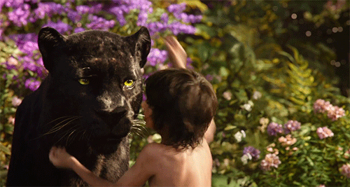 Bagheera y Mowgli (Neel Sethi) en El libro de la selva - Cine de Escritor